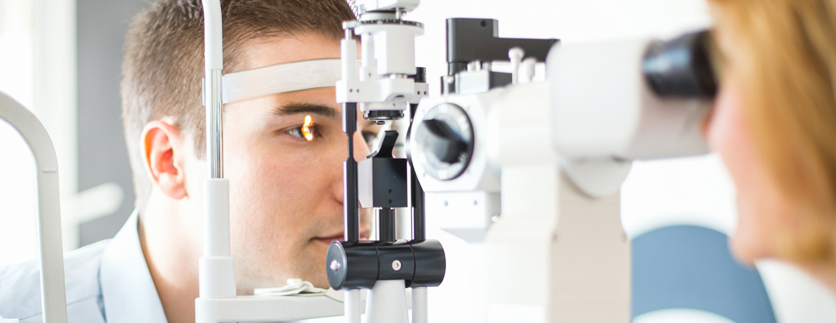 Прибор для осмотра глаз. Тонометрия гольдмана. Офтальмологическое обследование. Биомикроскопия сетчатки. Девушка у офтальмолога.